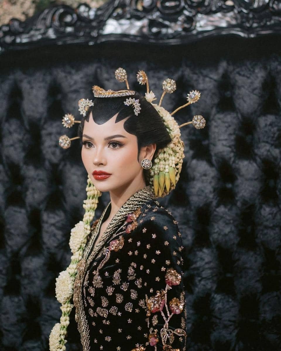 Pesona Aura Kecantikan Pengantin Solo @alyssadaguise 💫..Lensa by @venemapictures Stylist by @as.jpg