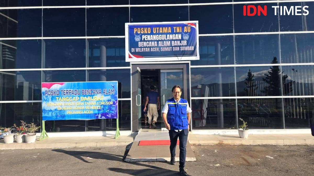 Menteri Kesehatan (Menkes) Budi Gunadi Sadikin saat meninjau wilayah terdampak di Bener Meriah, Jumat (19/12/2025). (IDN Times/Uni Lubis))