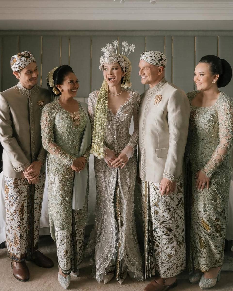 Baju kembaran keluarga. (instagram.com/alyssadaguise)