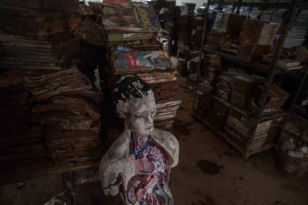 Kondisi buku milik SMA Swasta ST Fransiskus pasca banjir menerjang Keca​matan Pandan, Kabupaten Tapanuli Tengah, Sumatra Utara, Sabtu (20/12/2025). (IDN Times/Prayugo Utomo)
