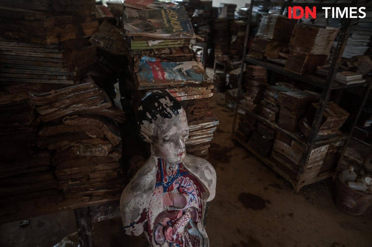 Kondisi buku milik SMA Swasta ST Fransiskus pasca banjir menerjang Kecamatan Pandan, Kabupaten Tapanuli Tengah, Sumatra Utara, Sabtu (20/12/2025). (IDN Times/Prayugo Utomo)
