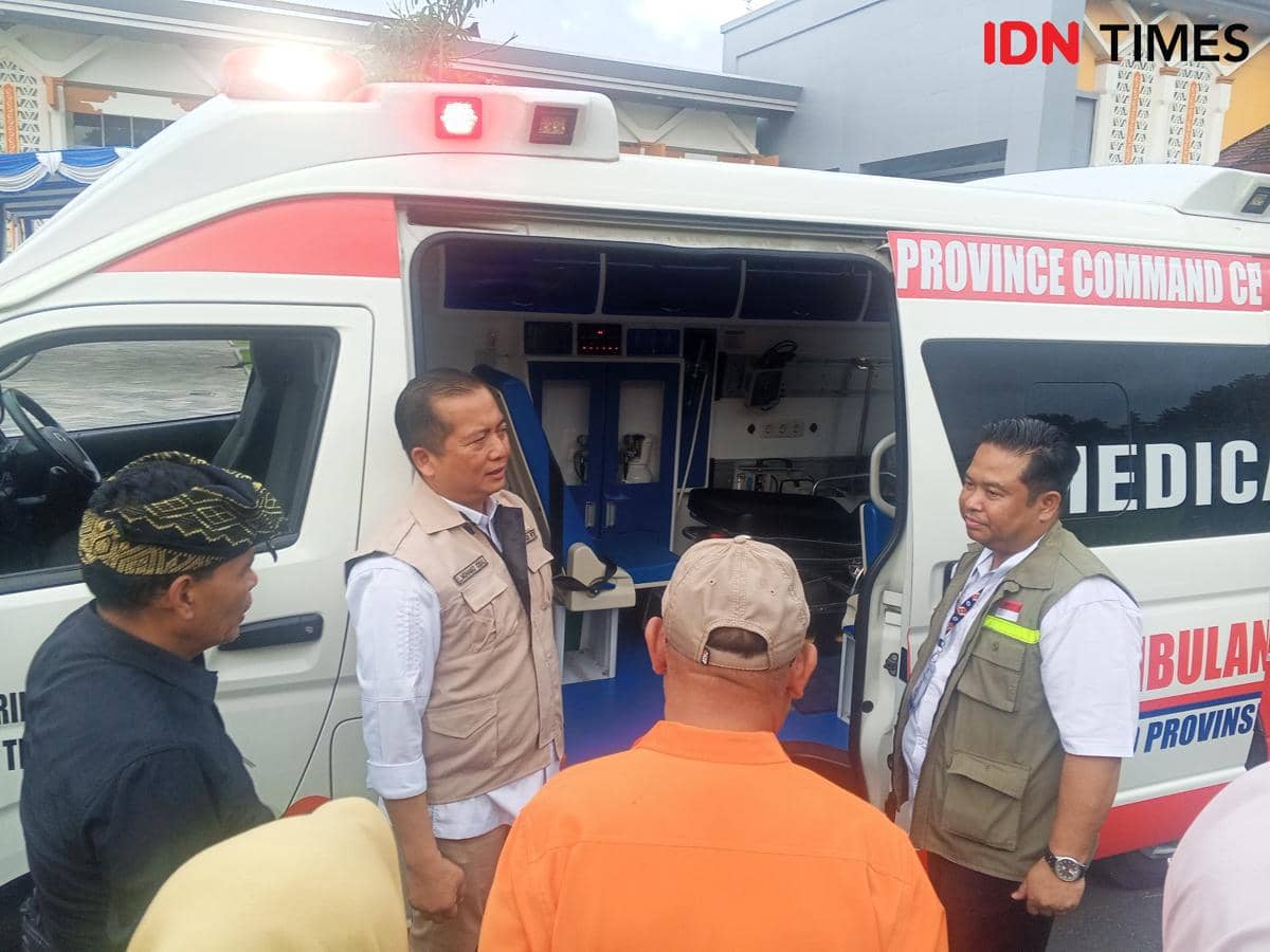Ambulans medis yang disiapkan untuk membantu penanganan korban banjir di Aceh Utara. 