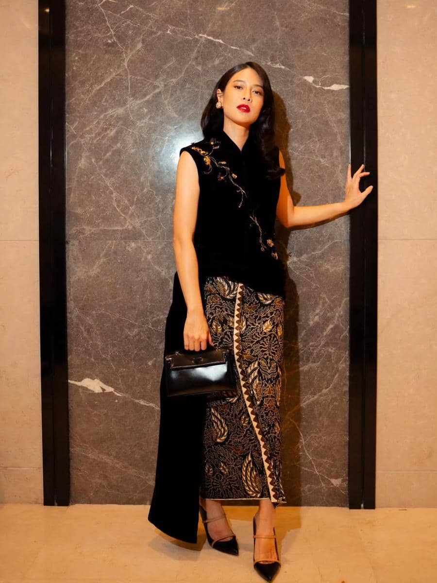 Kebaya modern Dian Sastrowardoyo. (instagram.com/therealdisastr)