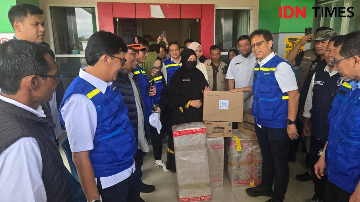 Menteri Kesehatan (Menkes) Budi Gunadi Sadikin saat meninjau wilayah terdampak di Bener Meriah, Jumat (19/12/2025). (IDN Times/Uni Lubis))