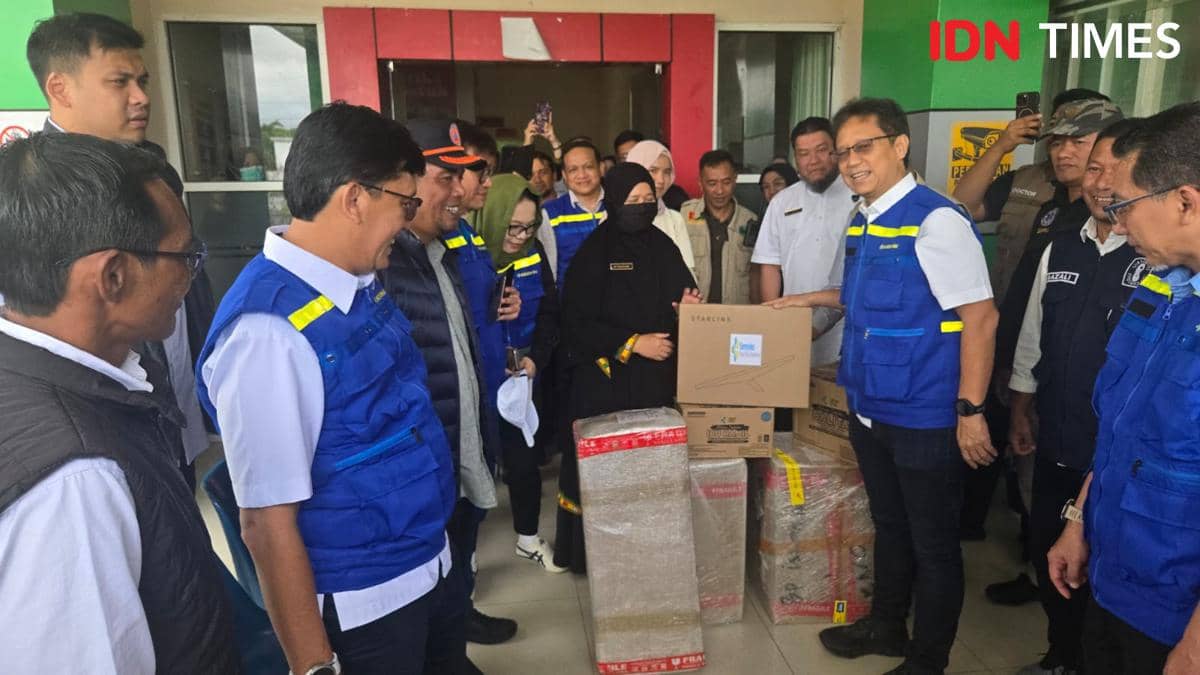 Menteri Kesehatan (Menkes) Budi Gunadi Sadikin saat meninjau wilayah terdampak di Bener Meriah, Jumat (19/12/2025). (IDN Times/Uni Lubis))