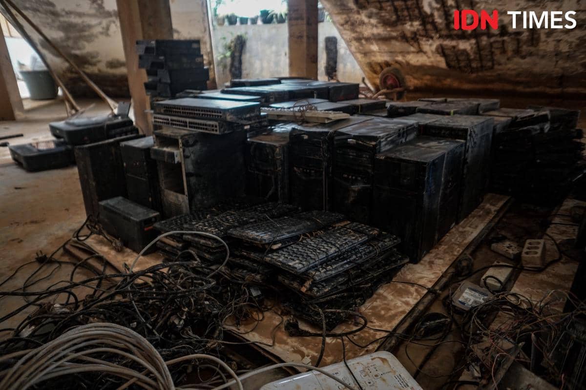 Kondisi komputer milik SMA Swasta ST Fransiskus pasca banjir menerjang Kecamatan Pandan, Kabupaten Tapanuli Tengah, Sumatra Utara, Sabtu (20/12/2025). (IDN Times/Prayugo Utomo)