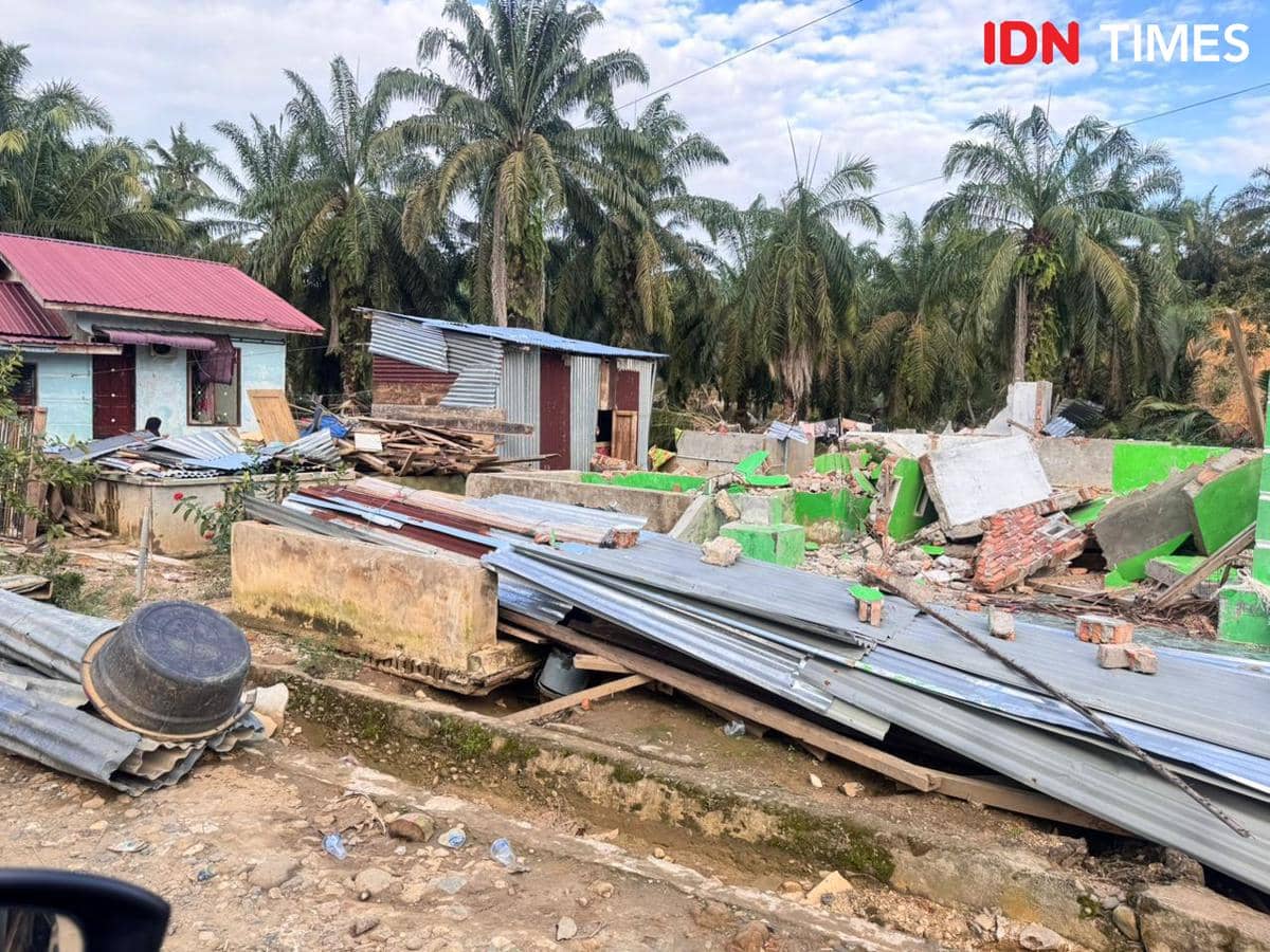 Rumah satu desa yang roboh dampak banjir yang menerjang Kabupaten Langkat (IDN Times/ Bambang Suhandoko)
