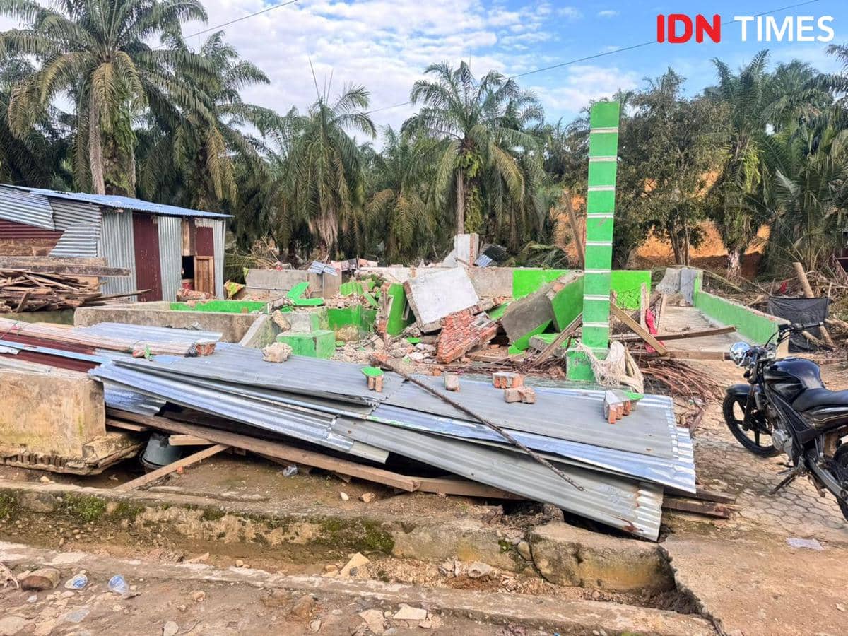 Rumah satu desa yang roboh dampak banjir yang menerjang Kabupaten Langkat (IDN Times/ Bambang Suhandoko)