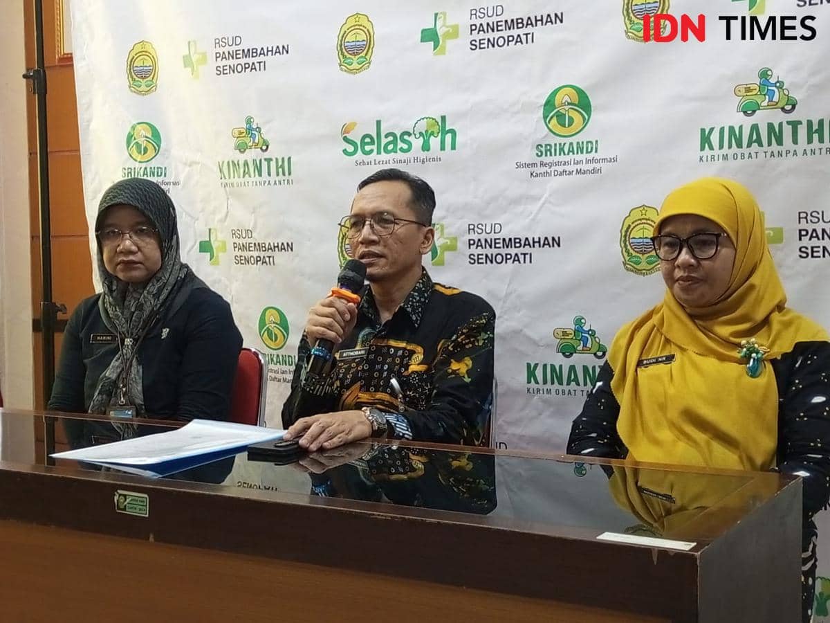 ‎Direktur RSUD Panembahan Senopati, Bantul, dr. Atthobari. (tengah).