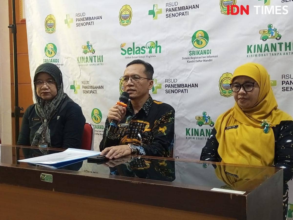 ‎Direktur RSUD Panembahan Senopati, Bantul, dr. Atthobari. (tengah)