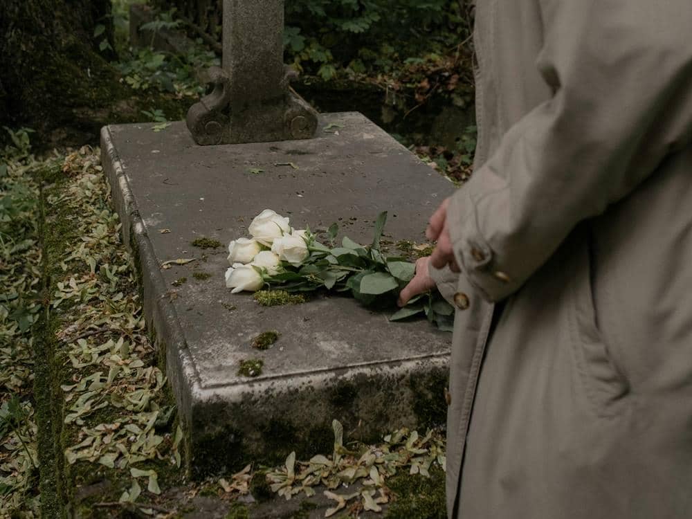 ilustrasi orang berziarah