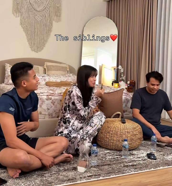 kebersamaan Sabrina Chairunnisa dan saudara setelah bercerai