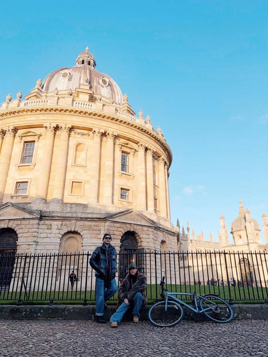 BCL dan suami berkeliling di sekitar kampus Oxford 