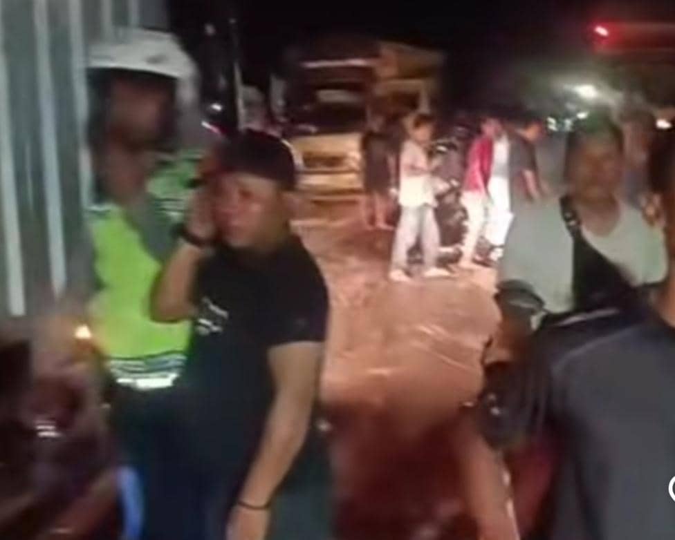 Petugas kepolisian saat mengatur lalul intas di Desa Peninggalan.