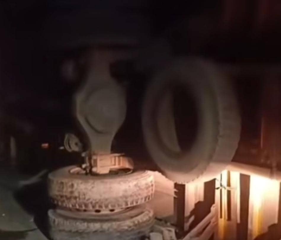 Truk ekspedisi terbalik di Jalintim Muba.