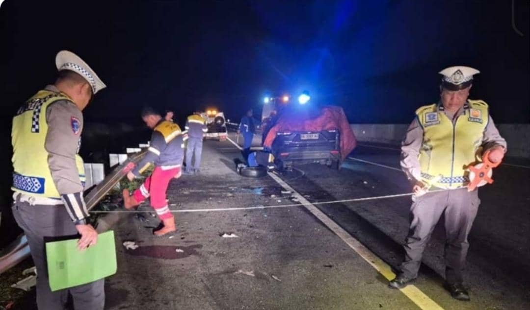 Polisi melakukan olah TKP kecelakaan di Tol Prabumulih.