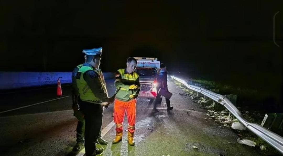Polisi melakukan olah TKP kecelakaan di Tol Prabumulih.