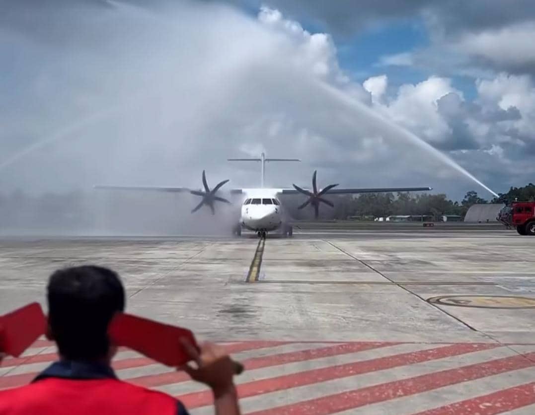 Pesawat Wings Air saat disambut petugas Bandara Sultan Syarif Kasim II Pekanbaru 