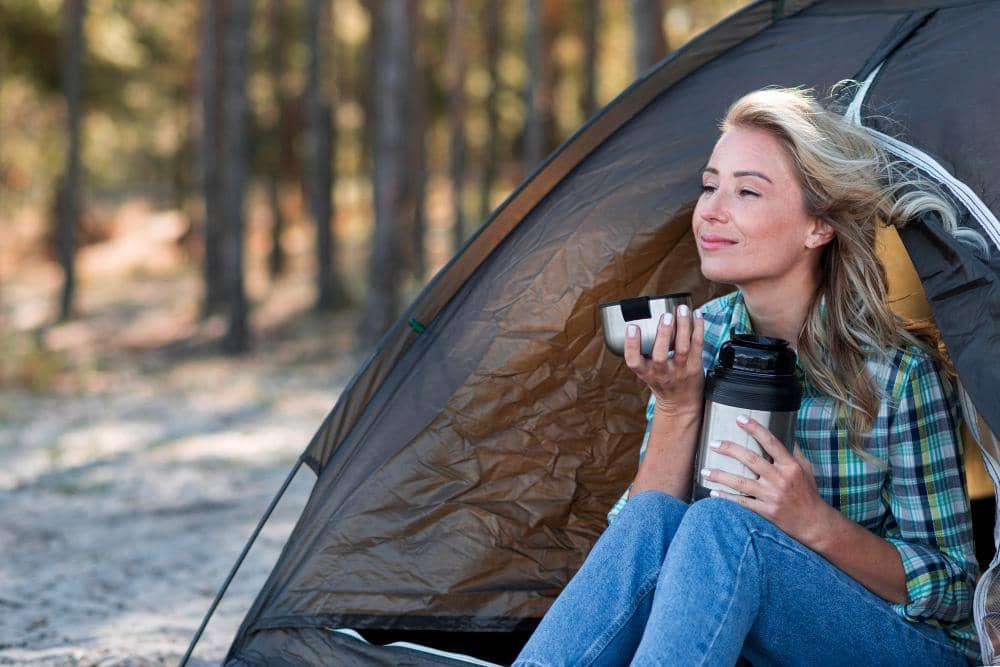 ilustrasi perempuan camping 