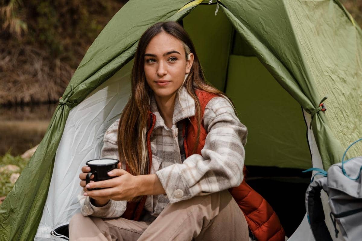 ilustrasi perempuan camping