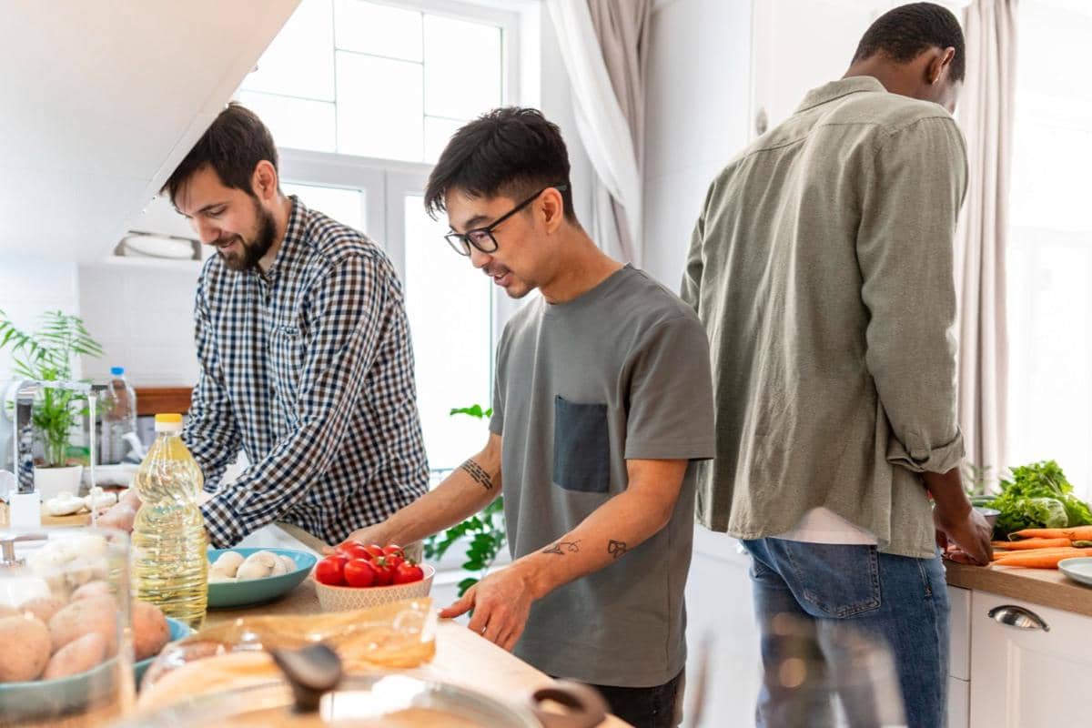 Ilustrasi memasak bersama teman