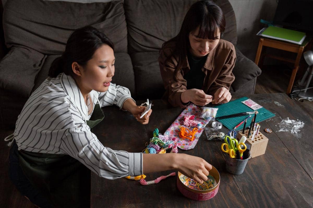 Ilustrasi membuat kerajinan bersama teman