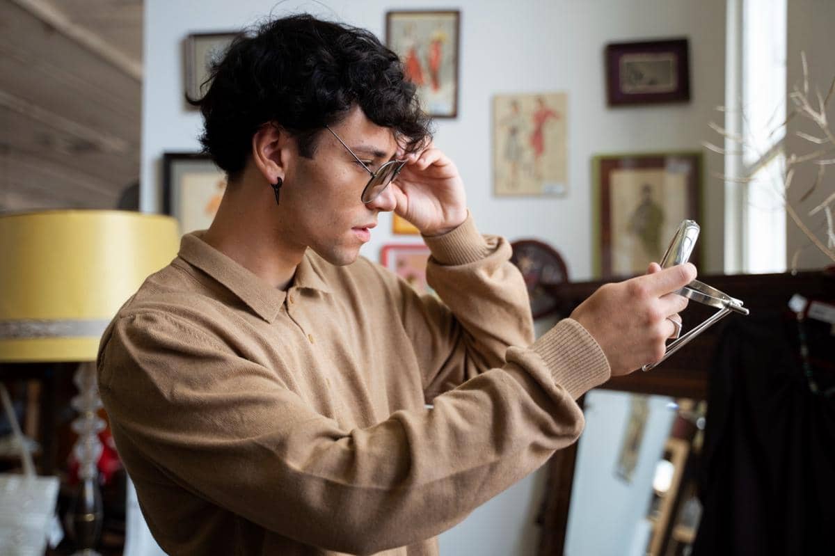 ilustrasi melihat sesuatu secara detail 