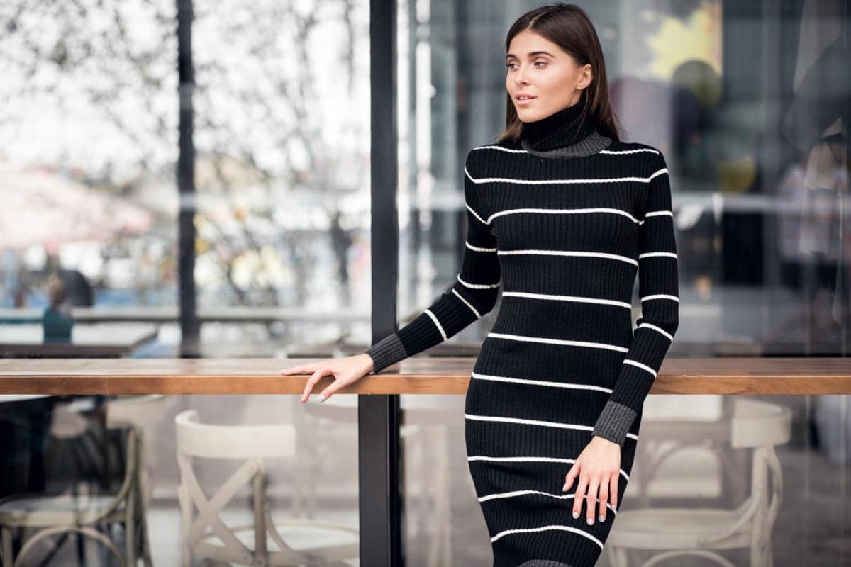 Ilustrasi wanita memakai outfit warna bold