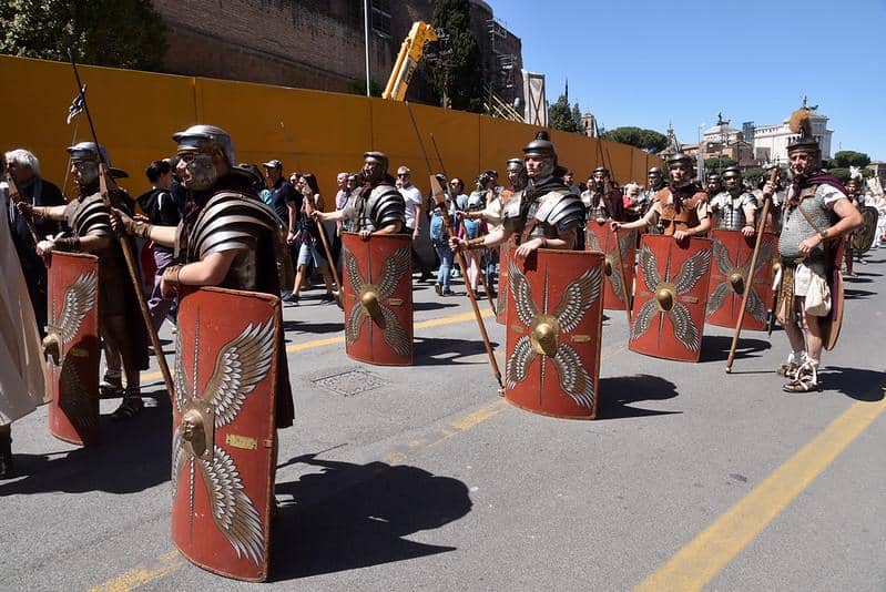 Orang-orang mengenakan kostum tentara Romawi kuno dalam perayaan ulang tahun pendirian Roma (Natale di Roma)