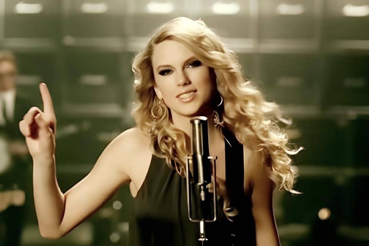 Taylor Swift dalam musik video "Picture to Burn" 