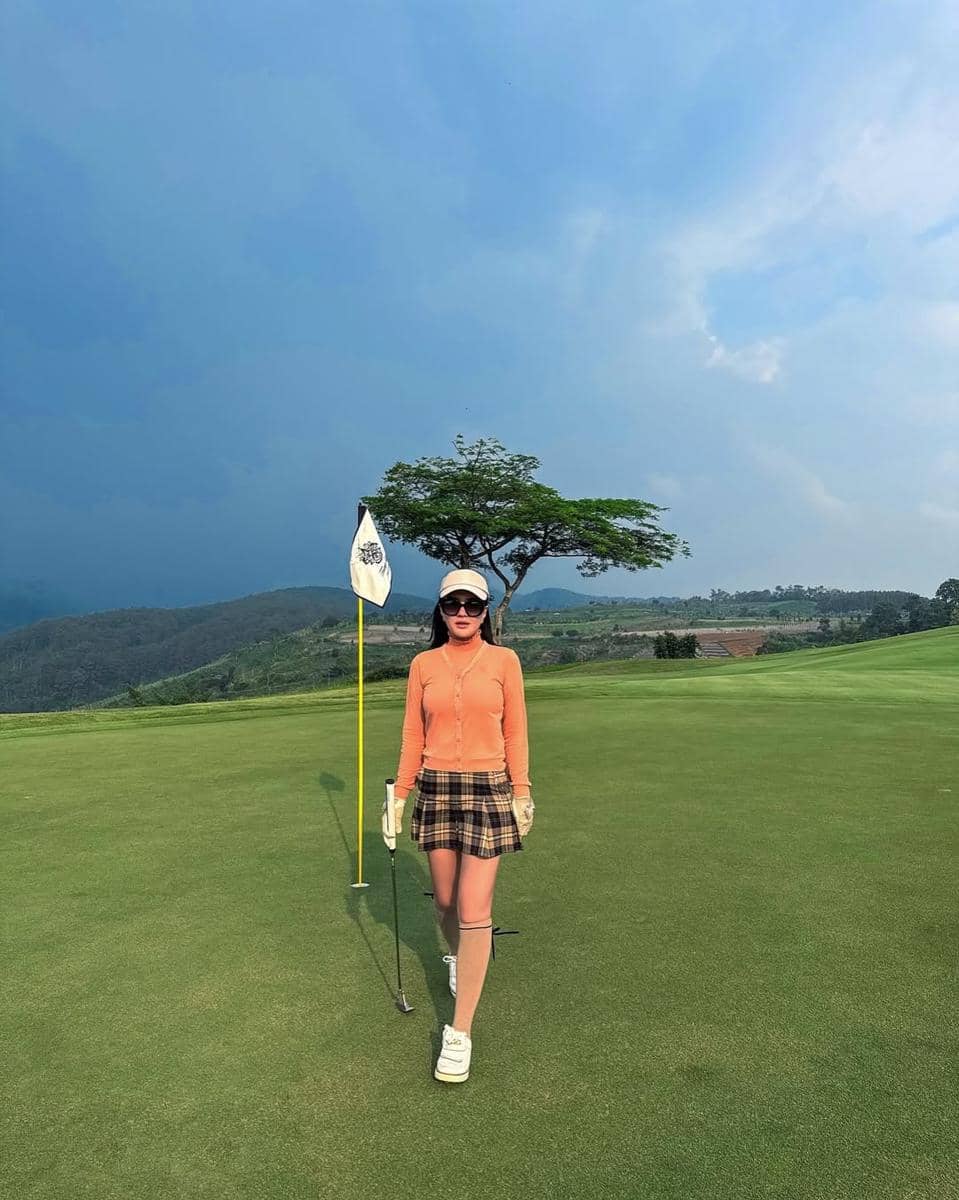 inspirasi gaya outfit golf ala Shandy Aulia 
