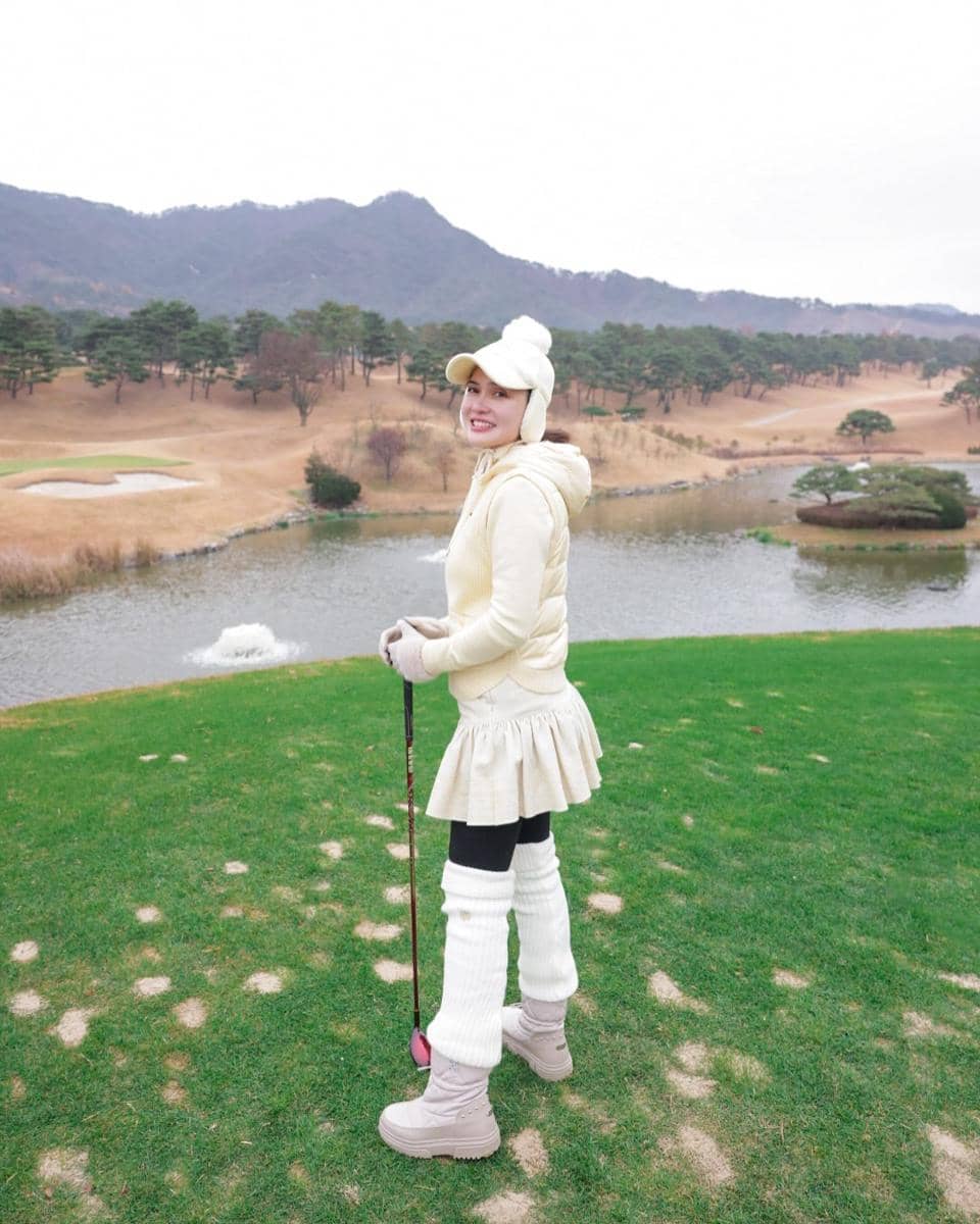 inspirasi gaya outfit golf ala Shandy Aulia