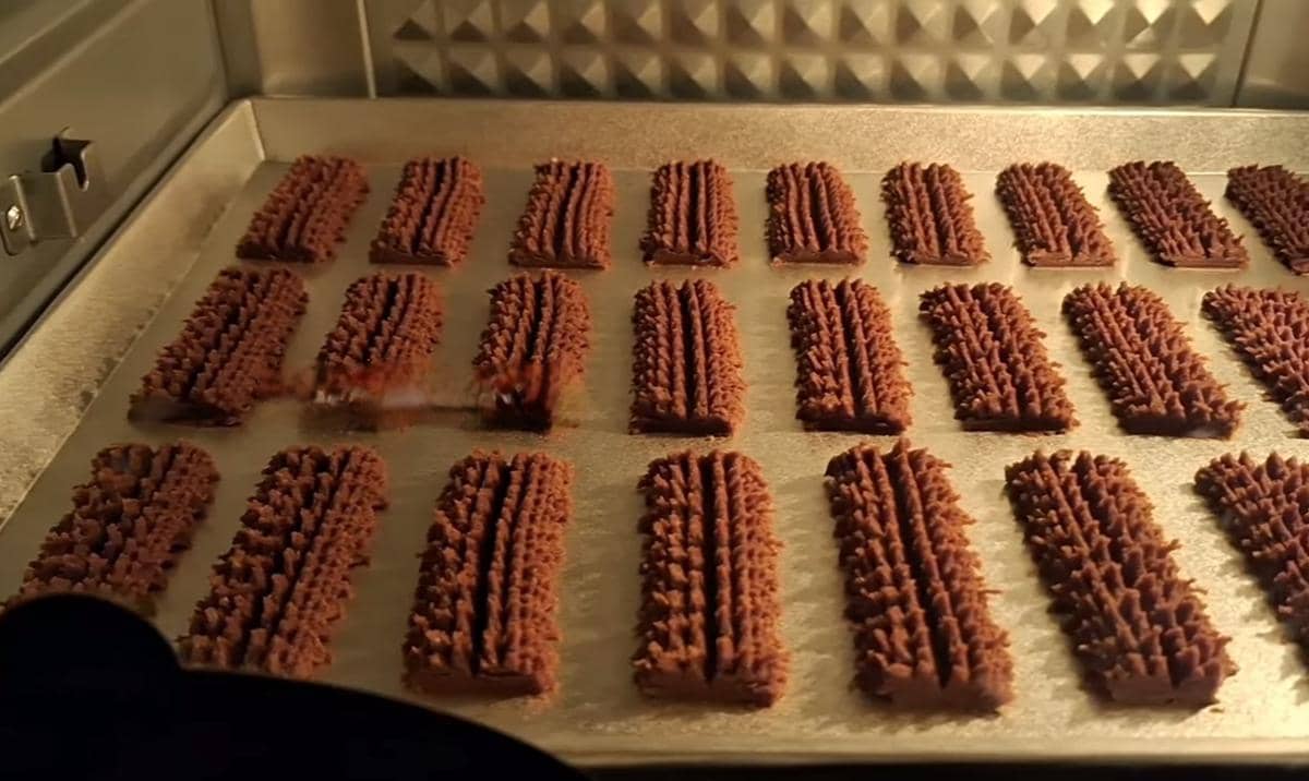 ilustrasi panggang black forest cookies