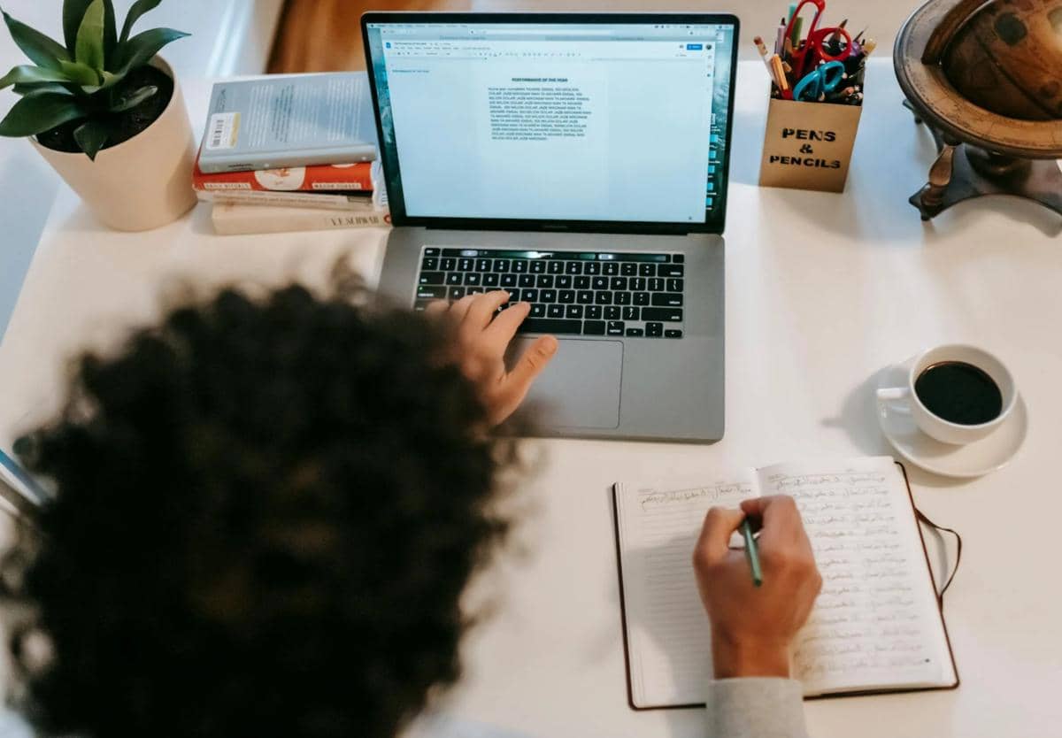 Ilustrasi pekerjaan menulis 