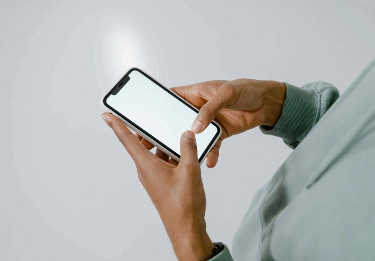 Ilustrasi seseorang menggunakan ponsel