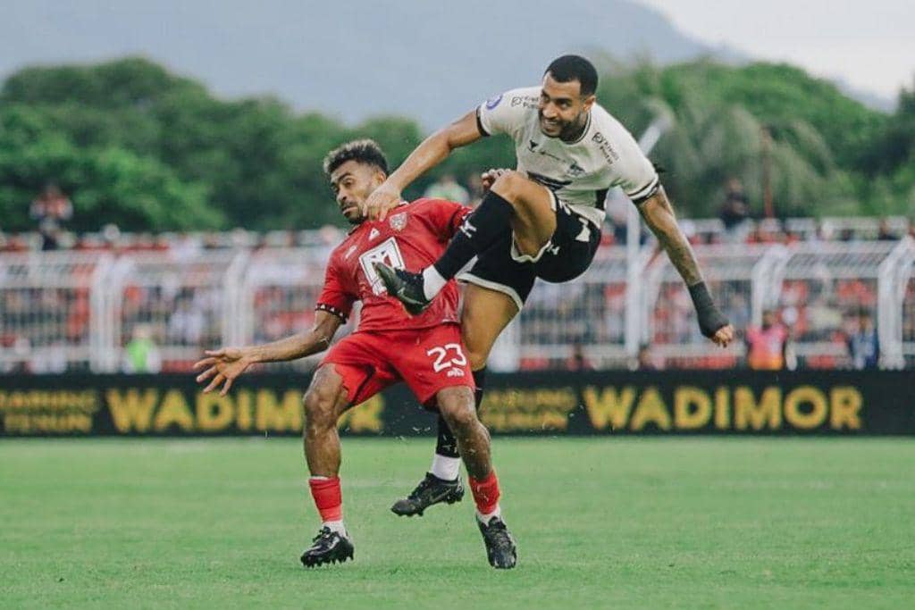 Malut United versus PSM Makassar pada musim 2024/2025.