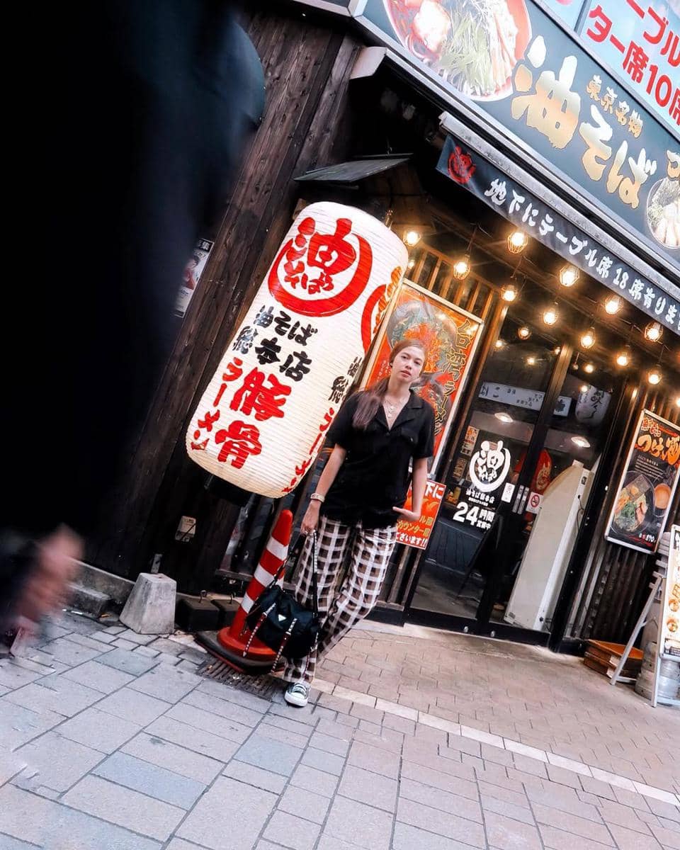 ide OOTD smart casual buat ngantor ala Yuki Kato