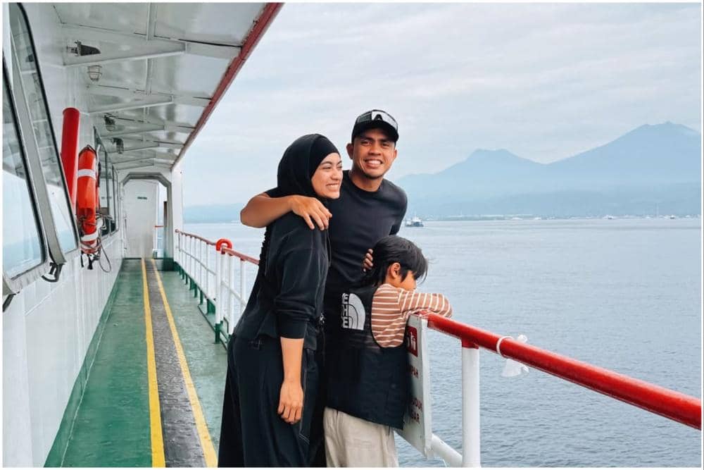 Keluarga Ayudia Bing Slamet naik kapal di Selat Bali.