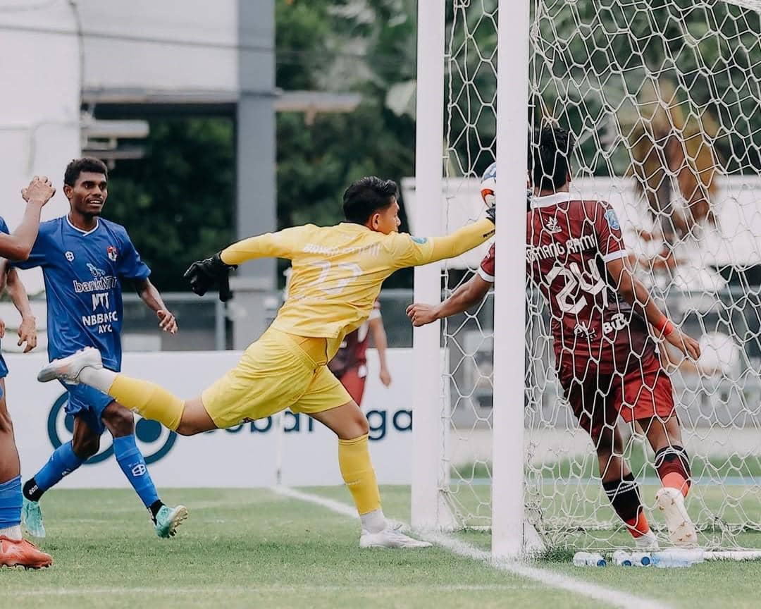 Situasi saat terjadi kemelut di depan gawang Persebata Lembata (biru). 