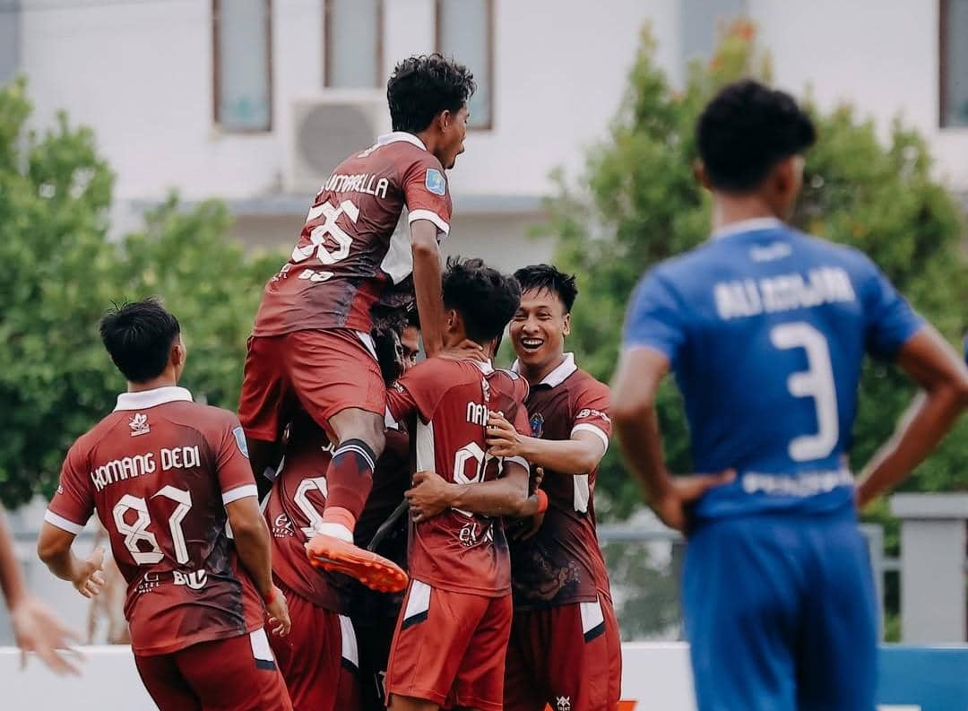 Pemain Perseden Denpasar (merah) merayakan gol.