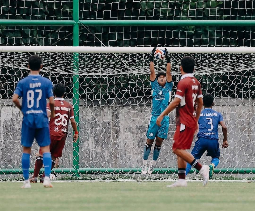 Jalannya pertandingan antara Perseden Denpasar (merah) dengan Persebata Lembata (biru). 