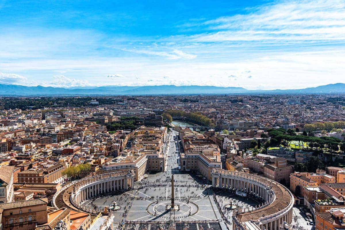 Lapangan Santo Petrus (Piazza San Pietro) yang terletak tepat di depan Basilika Santo Petrus di Kota Vatikan, sebuah enklave kepausan di dalam kota Roma, Italia