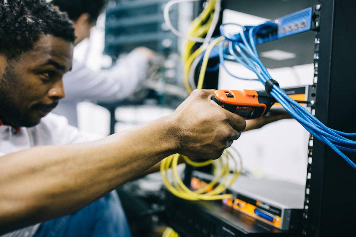 ilustrasi maintenance technician
