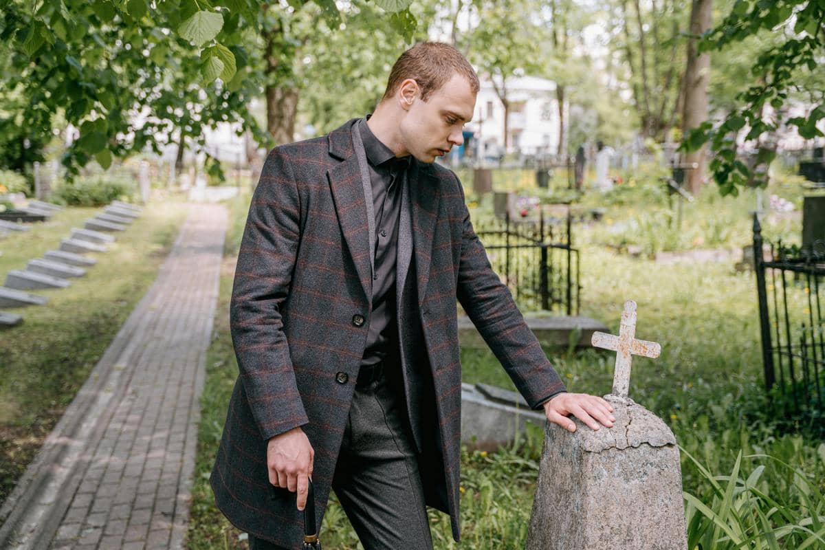 ilustrasi laki-laki menangis.