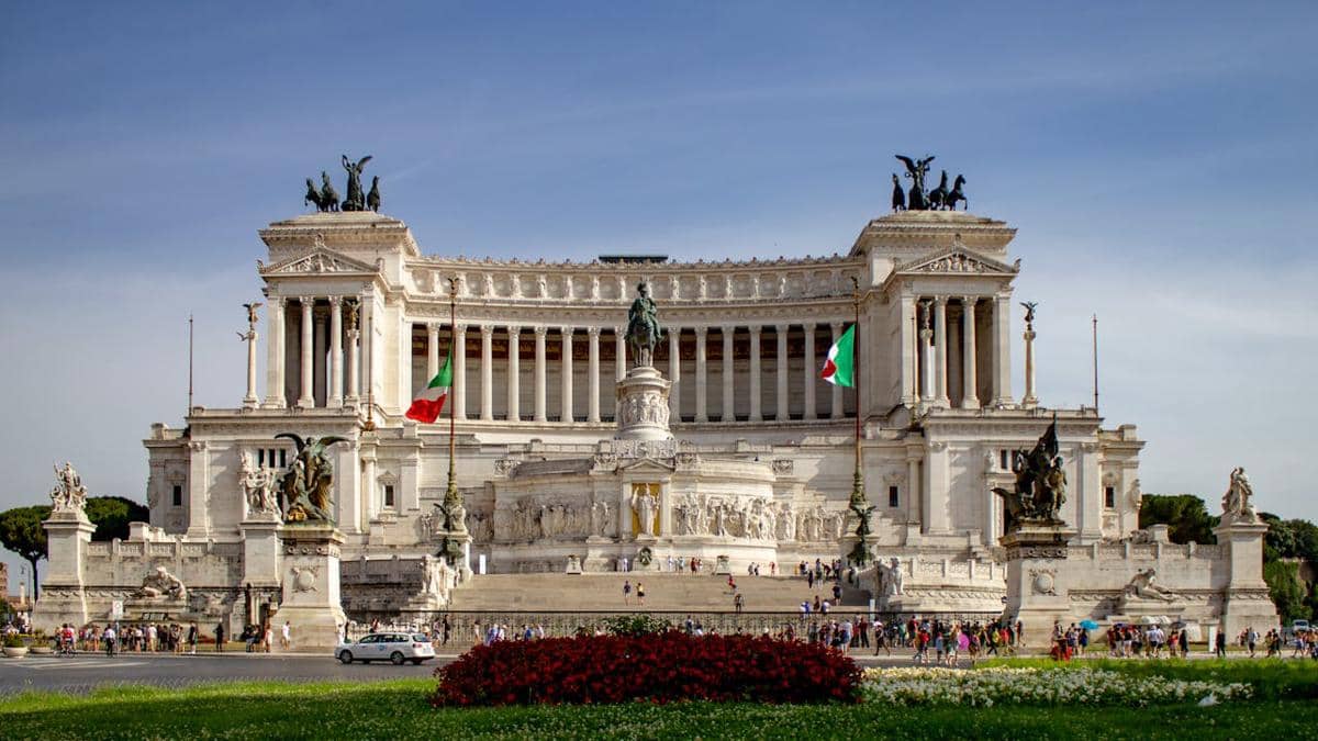 Monumen Victor Emmanuel II (Monumento Nazionale a Vittorio Emanuele II) di Roma, Italia, yang dirancang dengan gaya arsitektur Neoklasik