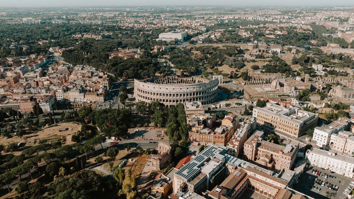 Pemandangan Colosseum, yang juga dikenal sebagai Amfiteater Flavian, di pusat kota Roma, Italia