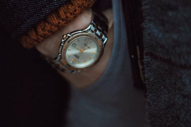 ilustrasi jam tangan pria untuk kado