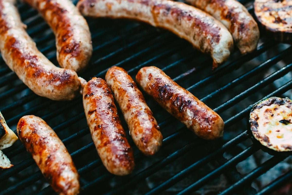 ilustrasi sosis bakar BBQ lada hitam