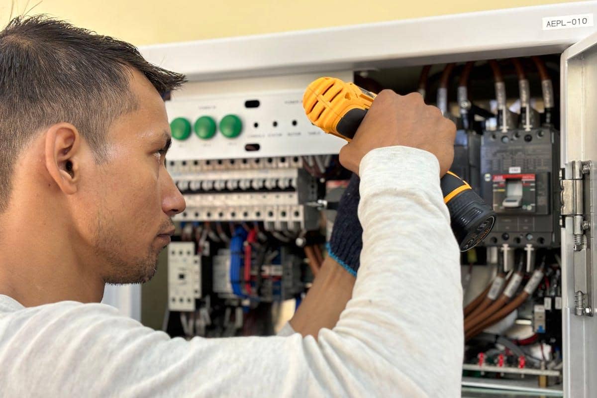 ilustrasi maintenance technician