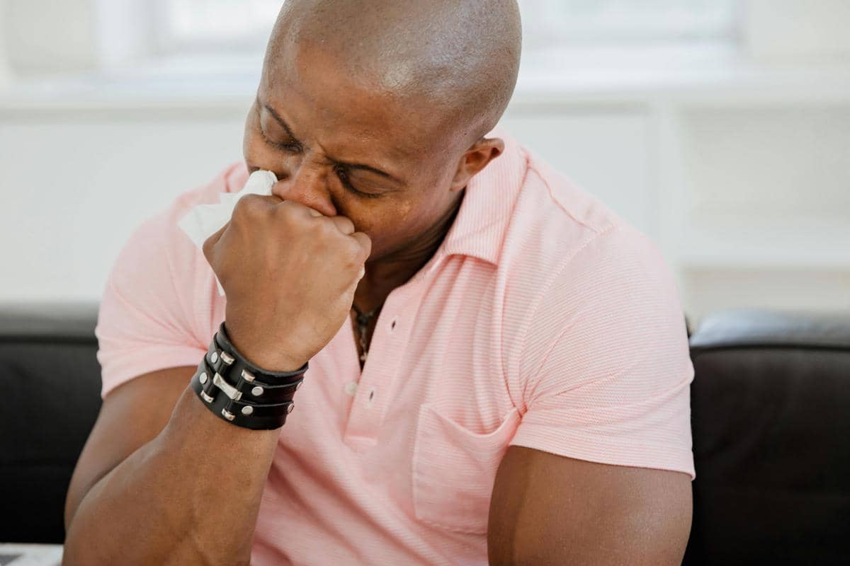 ilustrasi laki-laki menangis.